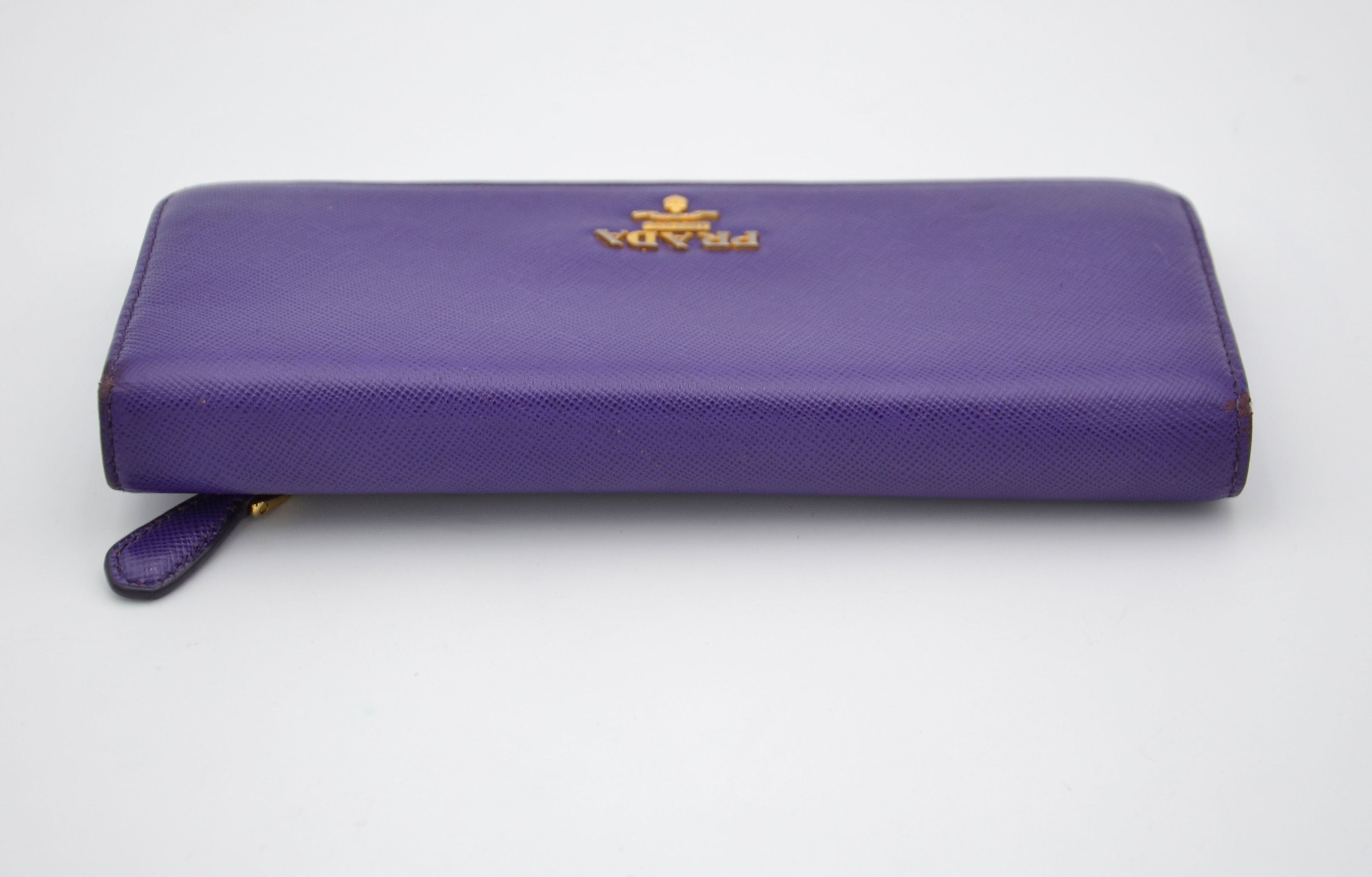 Cartera larga Prada en cuero Saffiano morado