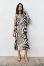 Michonet – Kleid Hoja Beig, mittellanges Kleid mit Zebramuster in Schwarz und Beige, getragen von einem Model