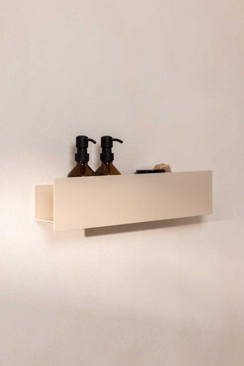SHEA connection with Pflegeprodukten auf einer hellen Wand in minimalist Design aus Aluminium.