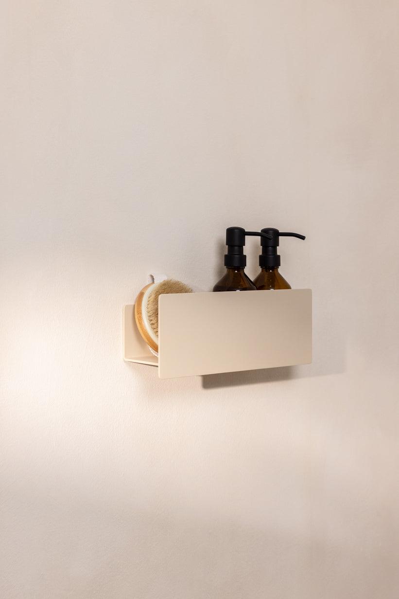 SHEA Duschablage aus Aluminum mit Shampoo- und Duschgel flask sowie evener Bürste in einem minimalistischen Badezimmer.