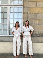 Vaqueros acampanados con estampado floral María