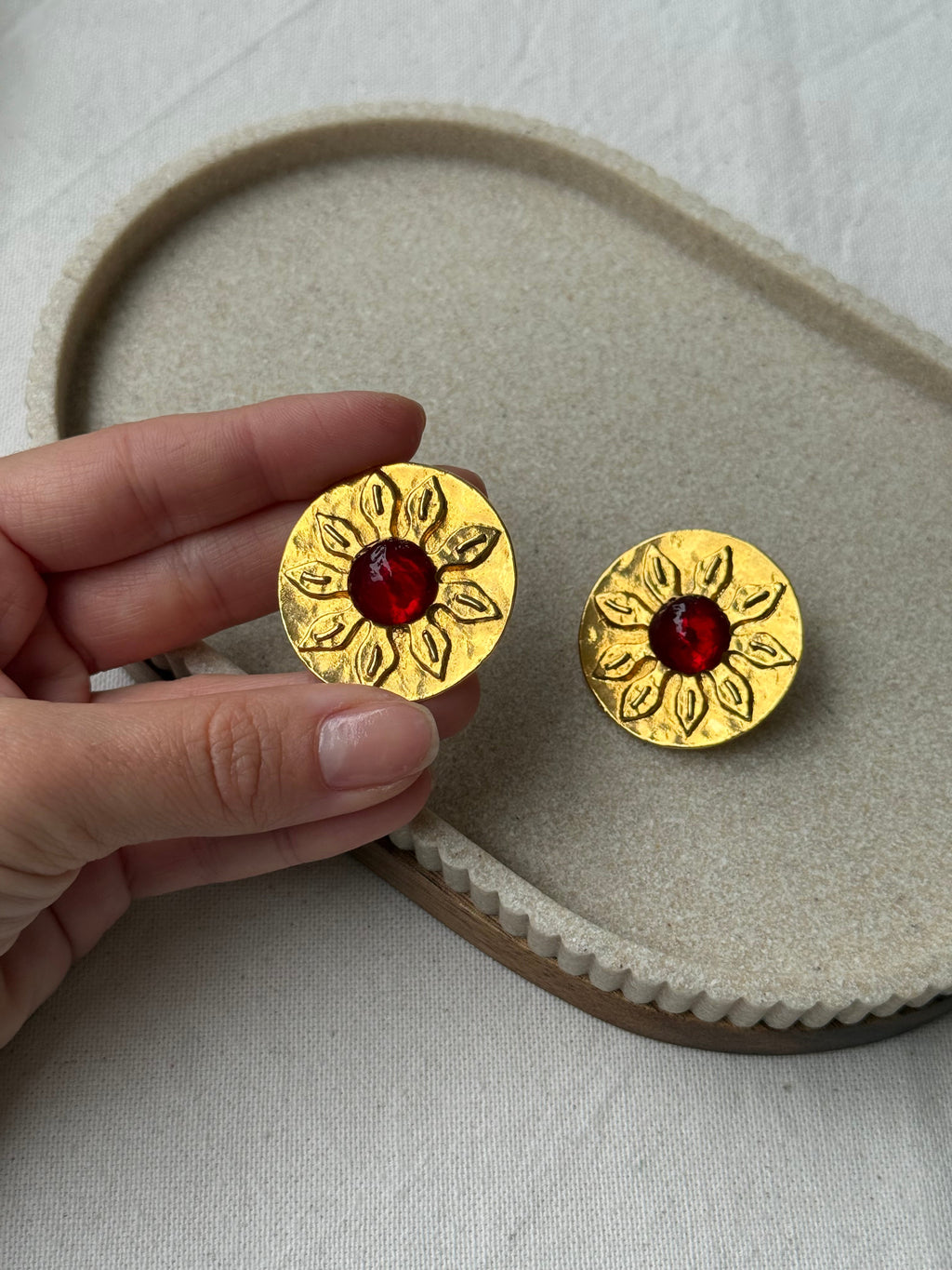 Boucles D’Oreilles Carita Vintage - Fleurs Dorées Et Cabochon Rouge