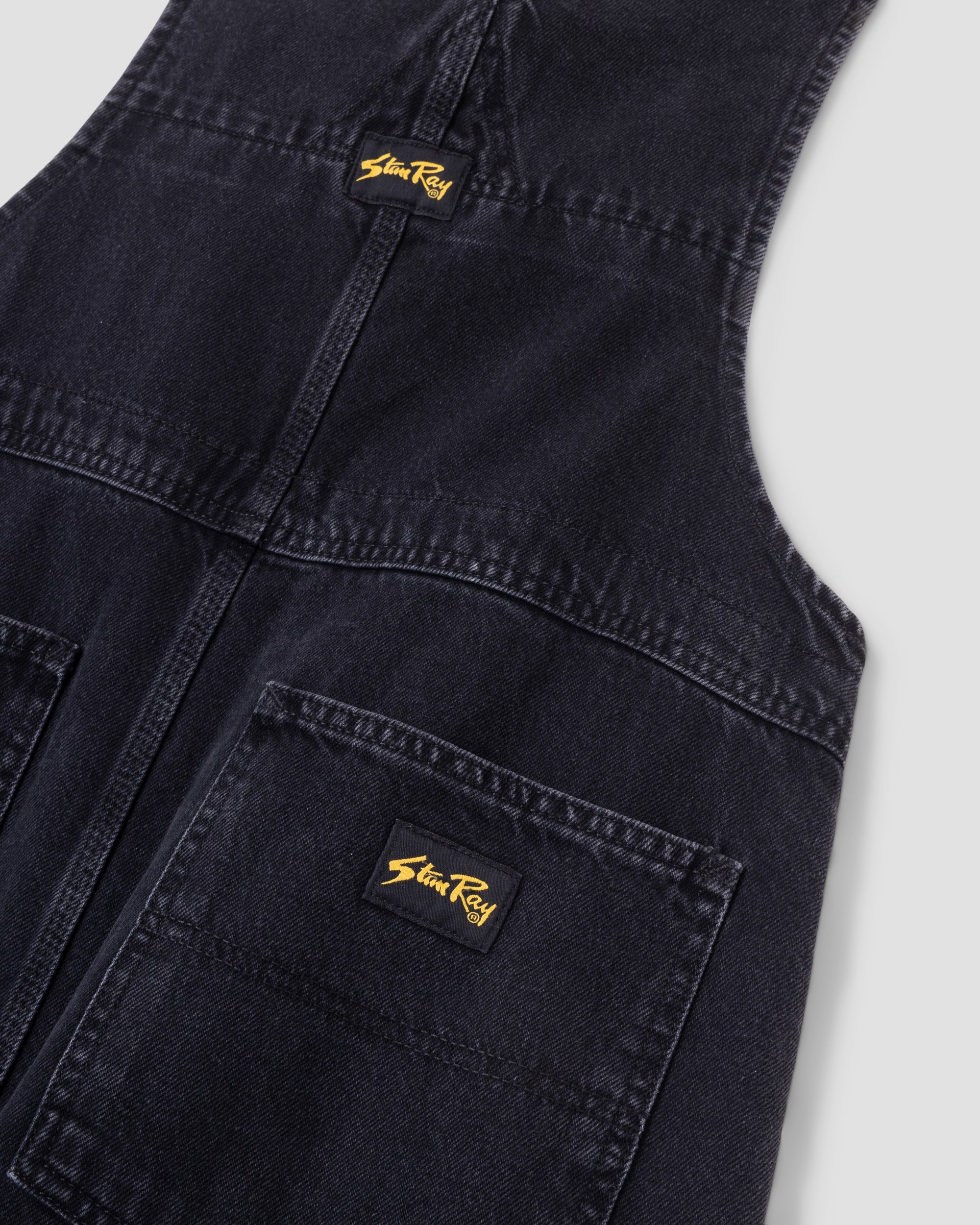 Babero Earls - Denim negro lavado a la piedra