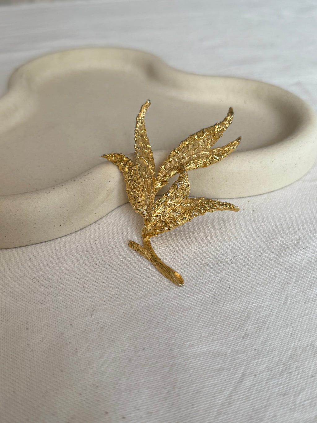Broche de esfinge vintage - Follaje de oro texturizado