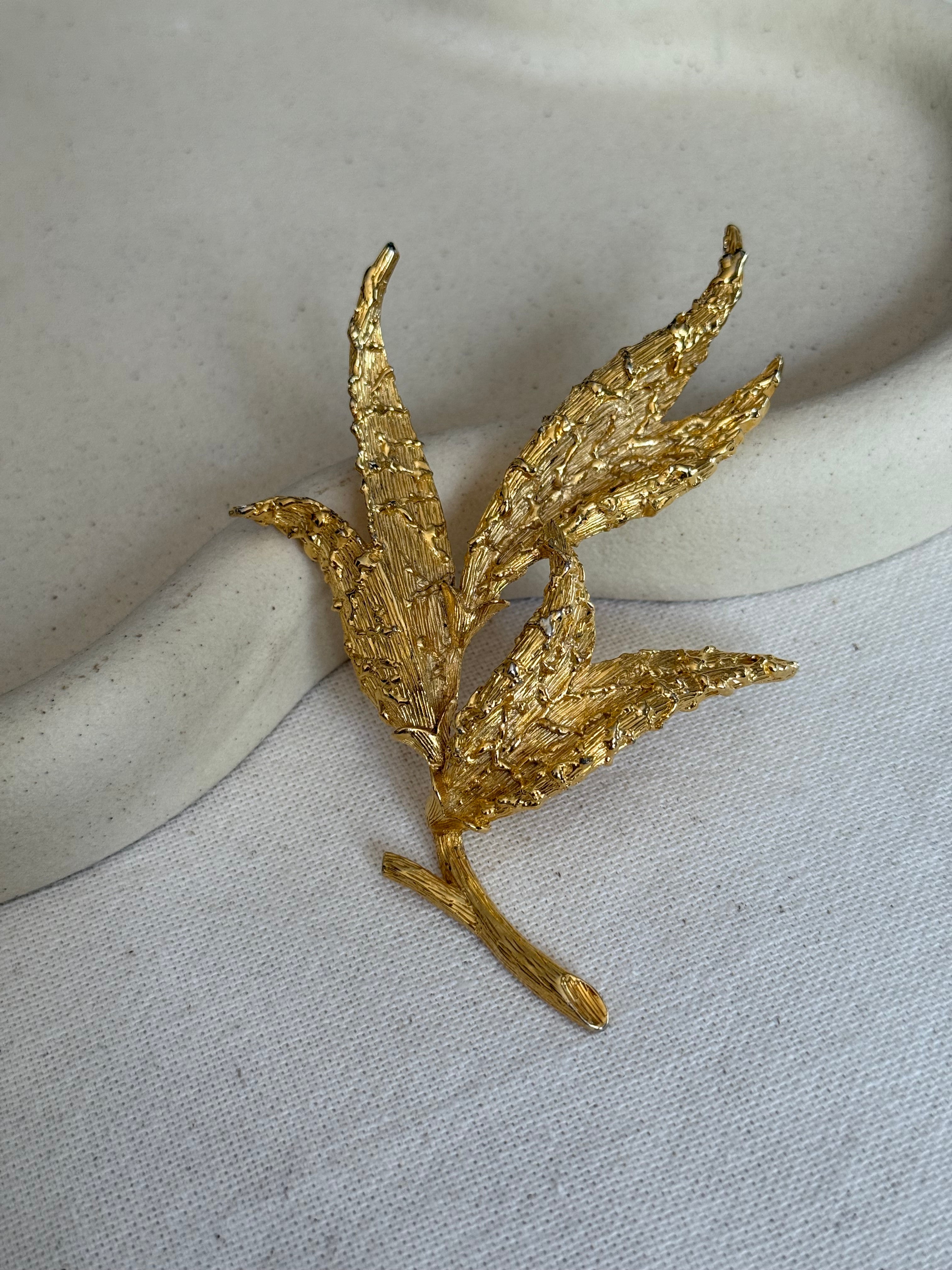 Broche de esfinge vintage - Follaje de oro texturizado