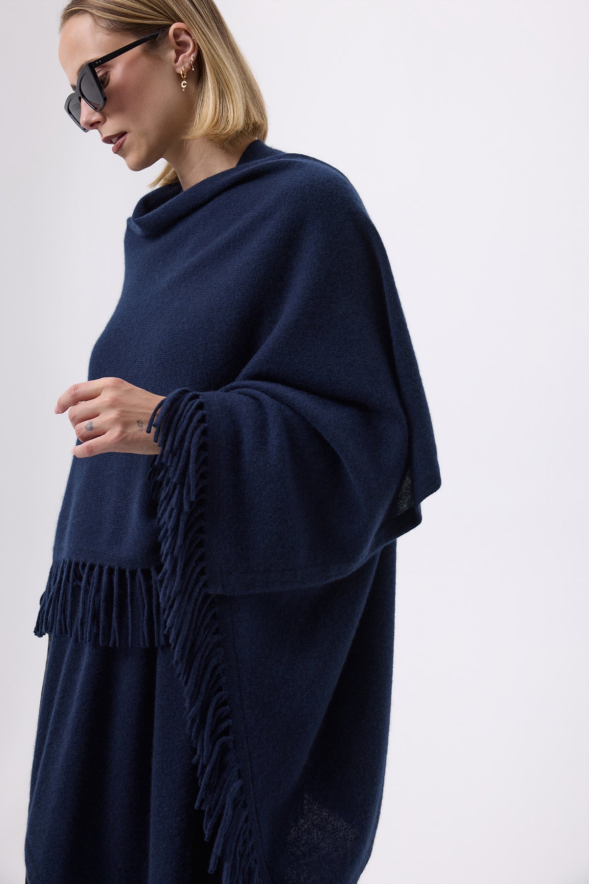 Poncho med frynser F Flago – Marineblå – Dame