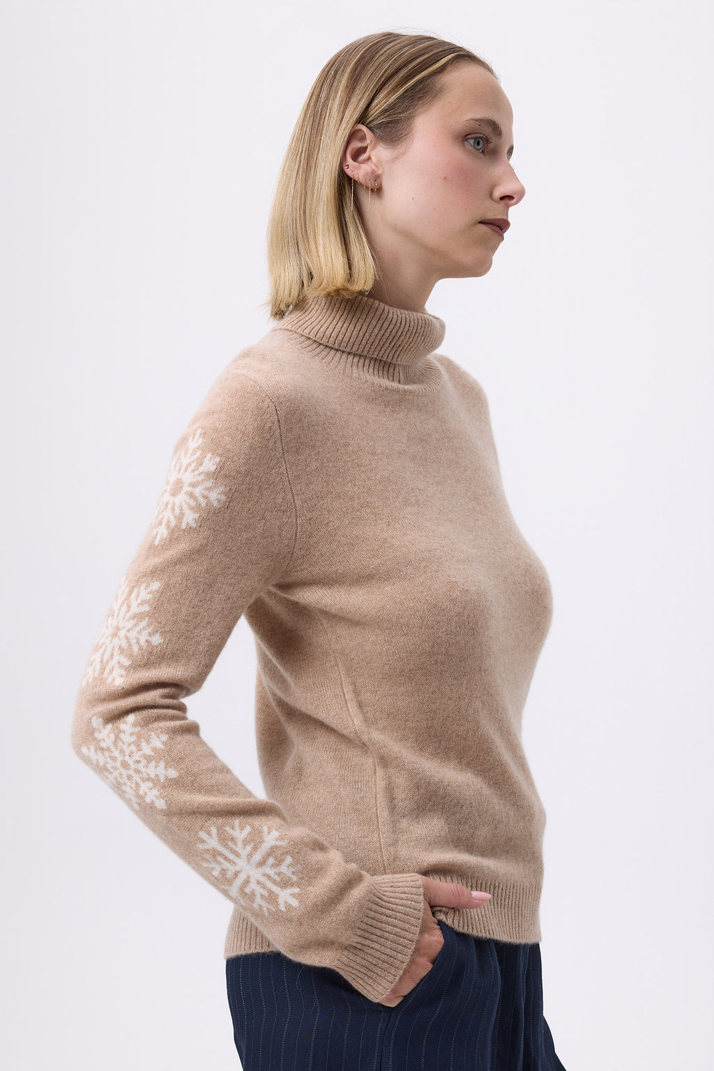 Trui met opstaande kraag en sneeuwvlokken op de mouwen F Flocon - Crème Beige Wit - Dames