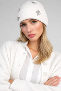An'ge – Gorro Flossie Ecru, modelo con gorro blanco adornado con aplicaciones, vista de frente