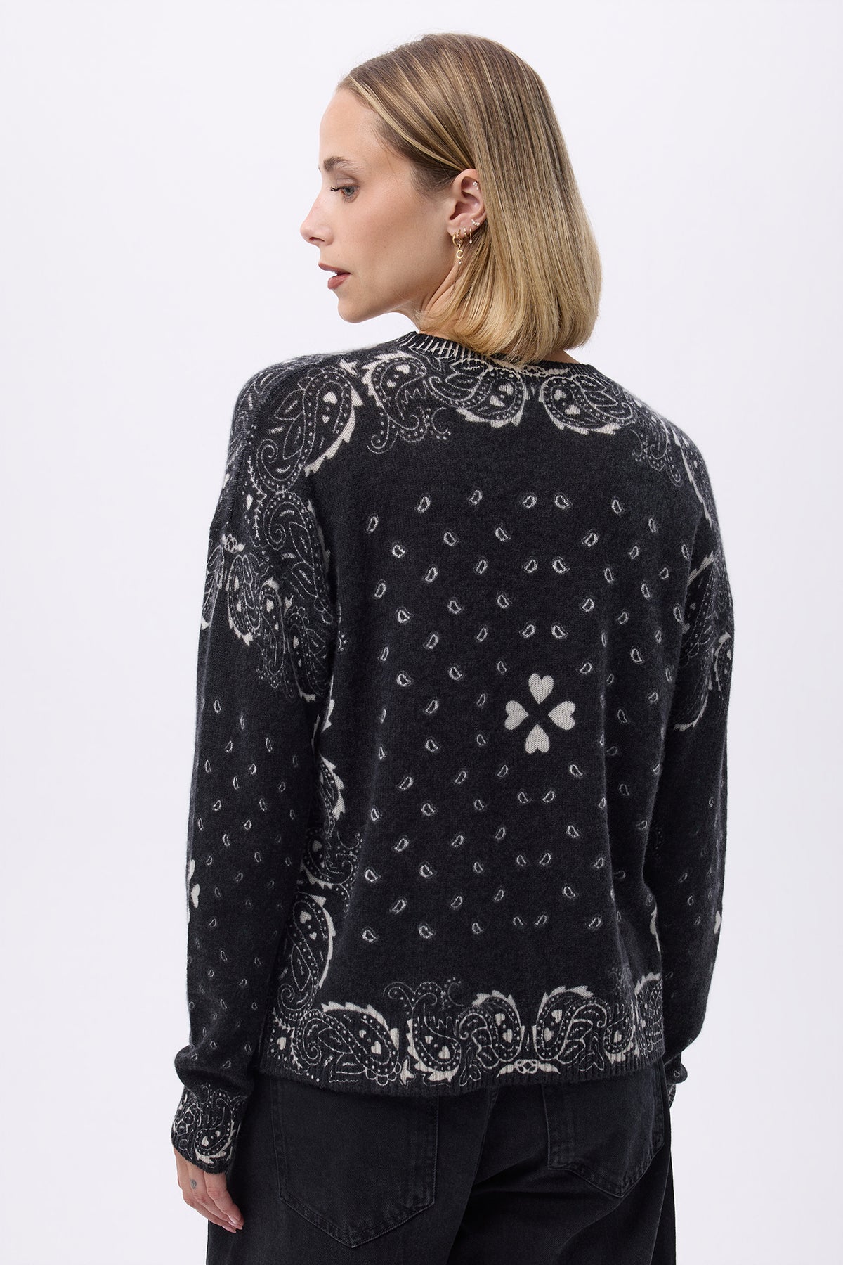 Rundhalspullover mit Herz-Bandana-Print Flo – Schwarz Weiß – Damen