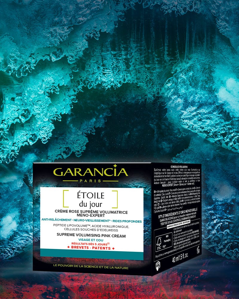 Laboratorio Antiedad y Antiarrugas Garancia [ ESTRELLA del día ] - Pack Eco-Recarga Garancia Crema Voluminizadora Suprema de Rosas [ ESTRELLA del día ] Meno-expert. La caja negra se presenta en un gélido ambiente azul turquesa y rojo. El envase menciona un 97% de ingredientes de origen natural y una acción antiarrugas y antiflacidez para rostro y cuello.
