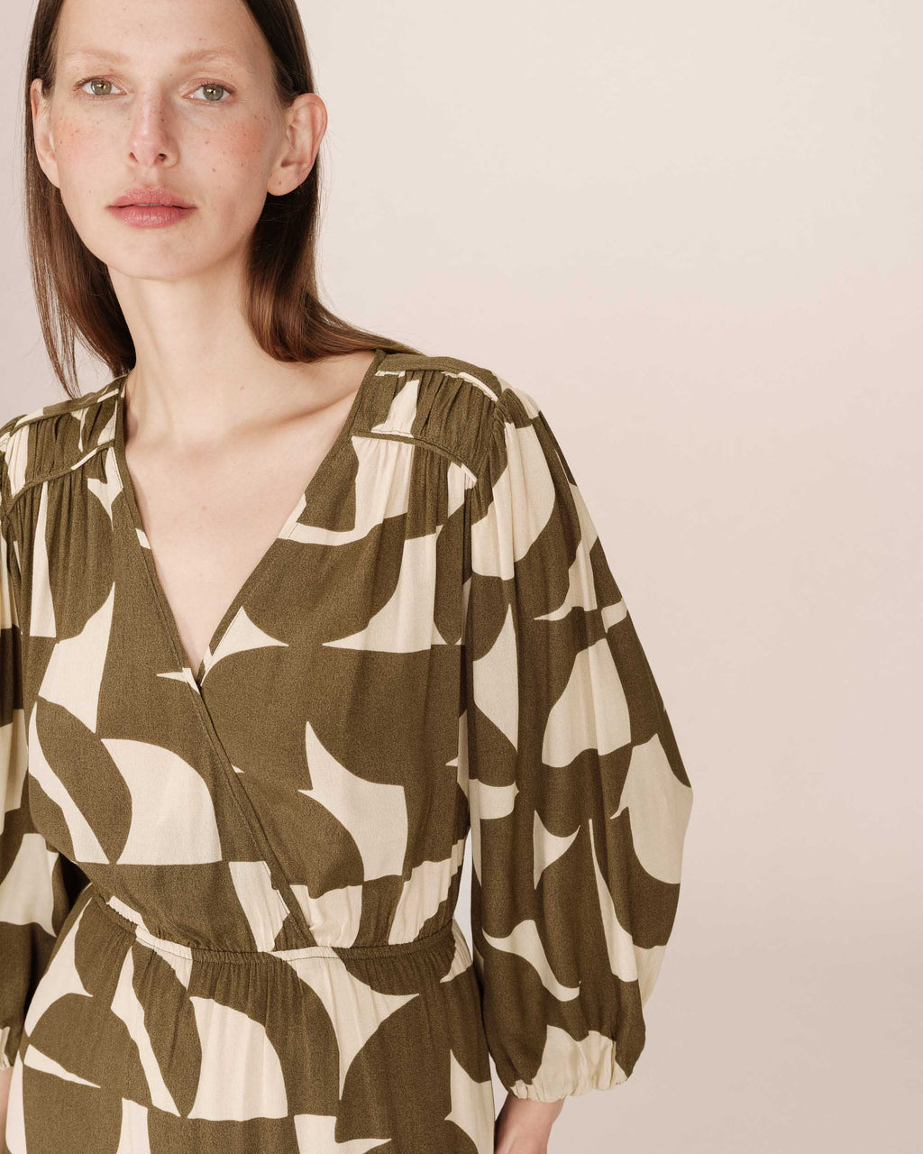 Robe Courte Graphique Olive Shelly