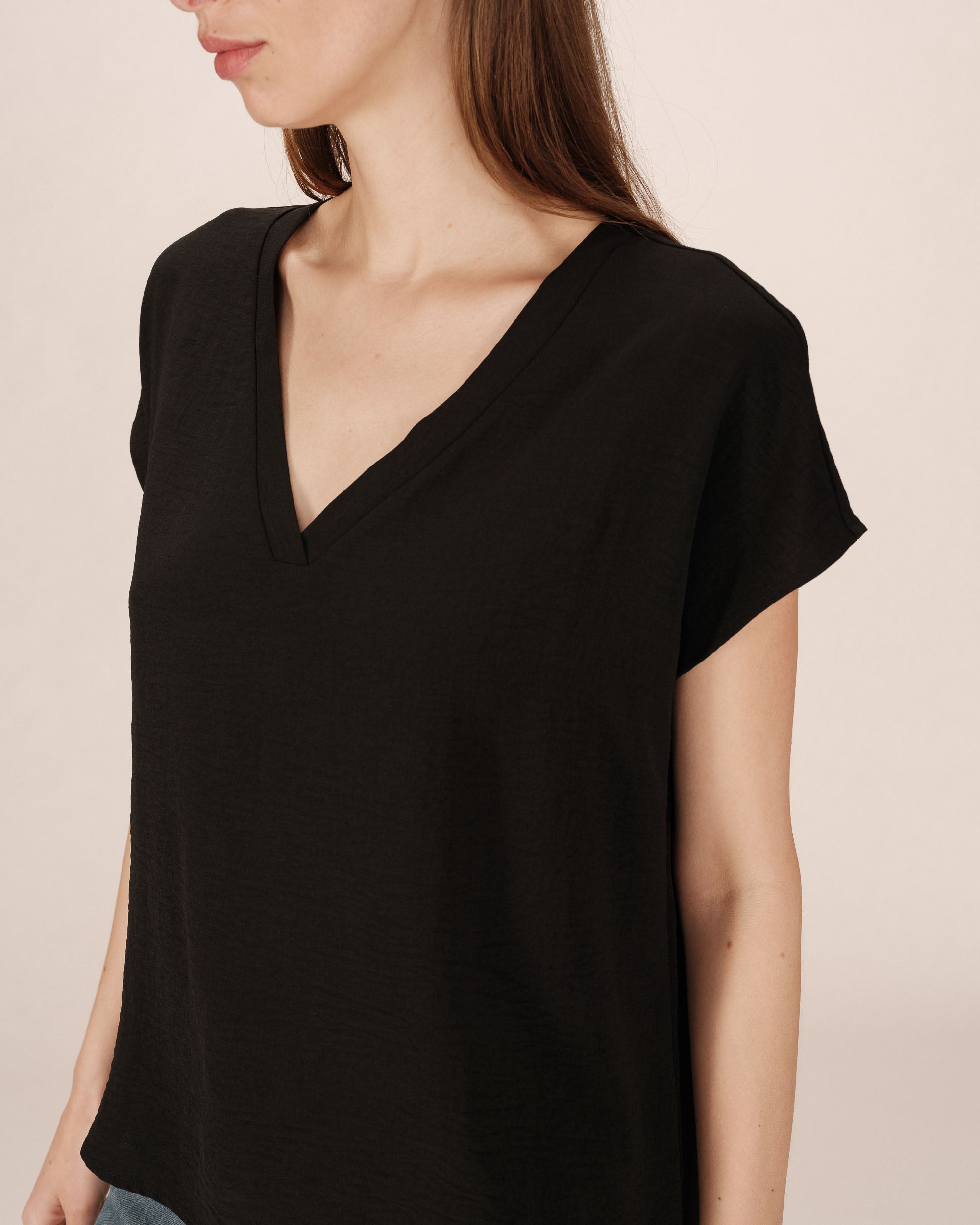 Fluid V-Neck Top Black Season