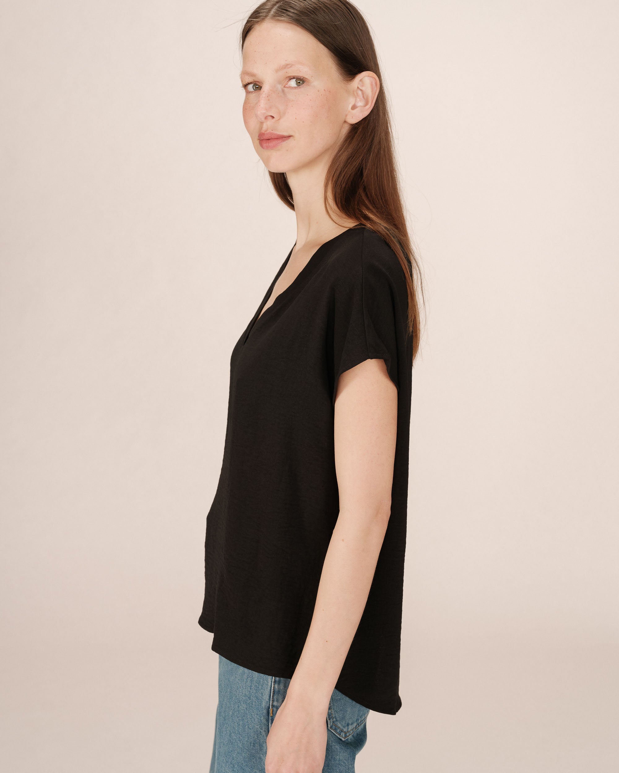 Fluid V-Neck Top Black Season