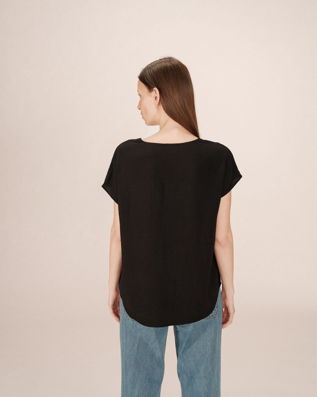 Fluid V-Neck Top Black Season