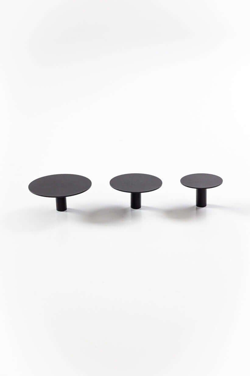 Drei moderne Wandhaken LOU in minimalistischer Formgebung auf weißem Hintergrund.