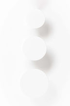 Wandhaken LOU (3er Set) in minimalistischem Design, mit runder Form für vielseitige Anwendungen in Weiß.
