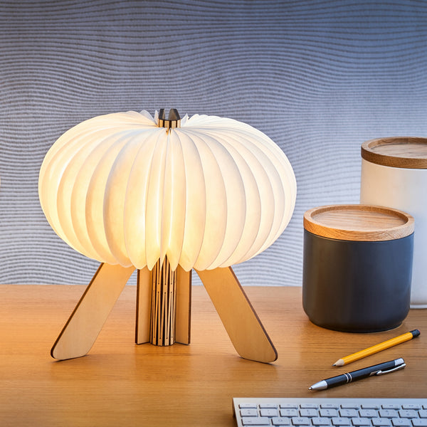 Gingko Design – Lampa The R-Space - Klon, lampa stołowa z jasnego drewna z białym plisowanym abażurem na biurku