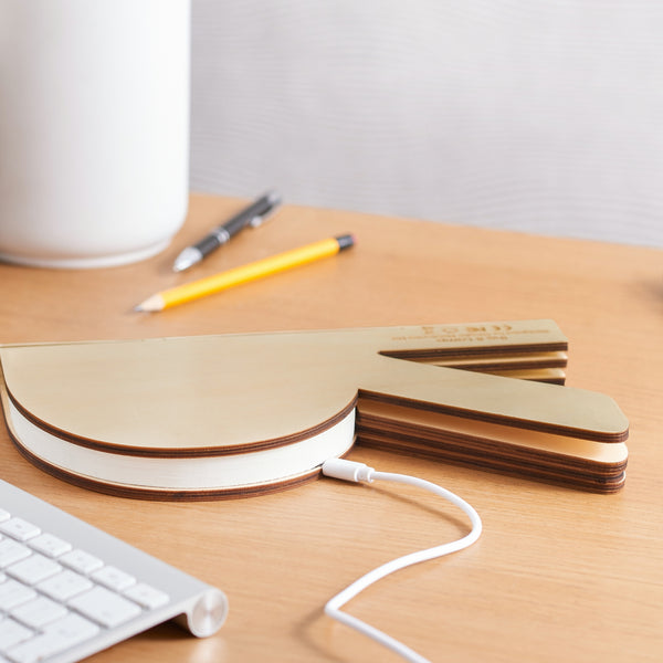 Gingko Design – Lampa The R-Space - Klon, ładowarka do telefonu z jasnego drewna na drewnianym biurku