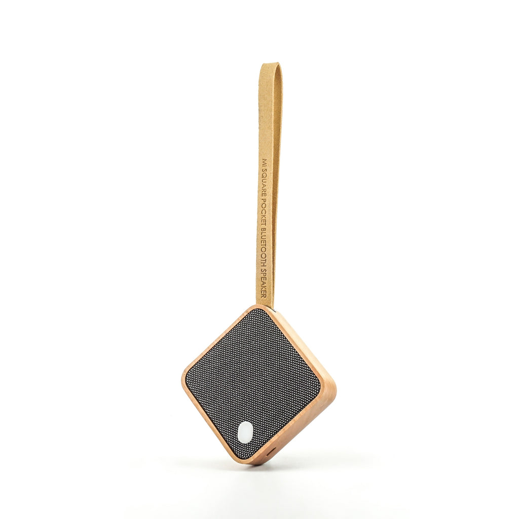 Gingko Design – Bluetooth-luidspreker MI Square - Natuurlijk kersenhout, vierkante bluetooth-luidspreker van hout en grijze stof, met riempje