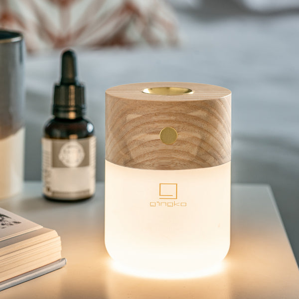 Gingko Design – Lámpara Smart Diffuser - Fresno Blanco, lámpara de noche de madera clara y vidrio esmerilado, encendida