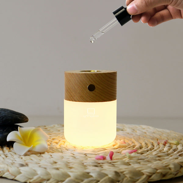 Gingko Design – Lámpara Smart Diffuser - Fresno Blanco, difusor de aceites esenciales de madera y vidrio, con una flor de frangipani