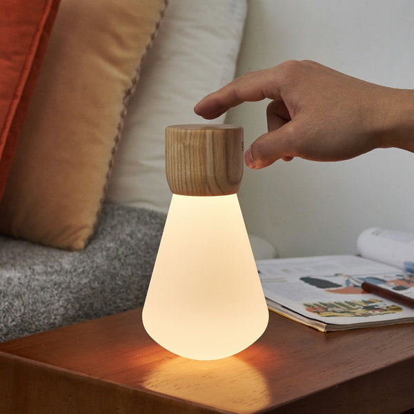 Gingko Design – Lampa Żarówka Pentagon - Biały Jesion - 2 Rozmiary, włączona lampka nocna z drewnianą podstawą i białym abażurem