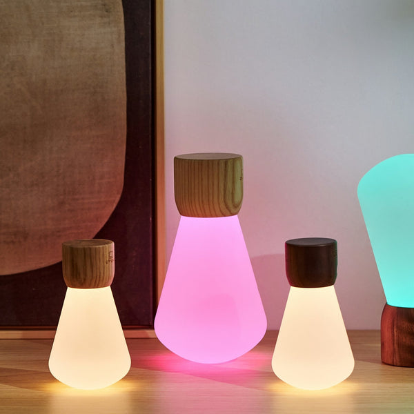 Gingko Design – Lampa Żarówka Pentagon - Naturalny Orzech - 2 Rozmiary, trzy kolorowe lampki nocne z drewnianymi podstawami