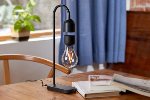 Gingko Design – Lampa Evaro Lightbulb - Czarny, czarna lampa stołowa z lewitującą żarówką na drewnianym stole