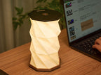 Gingko Design – Lampka Twist Hexagon - Lity orzech, włączona geometryczna lampka stołowa stojąca na drewnianym biurku