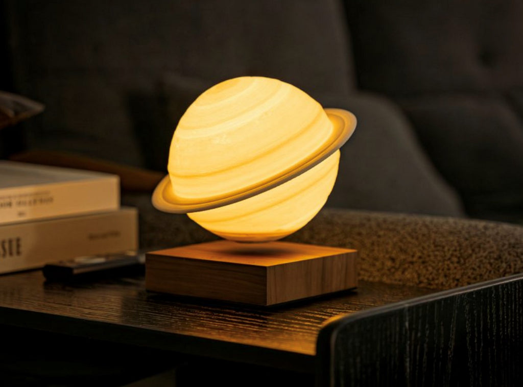 Gingko Design – Lámpara Smart Saturno - Nogal, lámpara de noche con forma de planeta Saturno, flotando sobre una base de madera