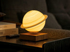 Gingko Design – Lámpara Smart Saturno - Nogal, lámpara de noche con forma de planeta Saturno, flotando sobre una base de madera