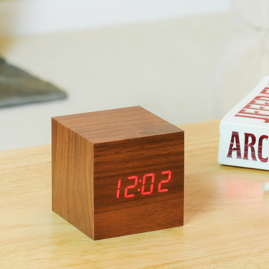 Reveil Wooden Cube Click - Noyer / LED Rouge