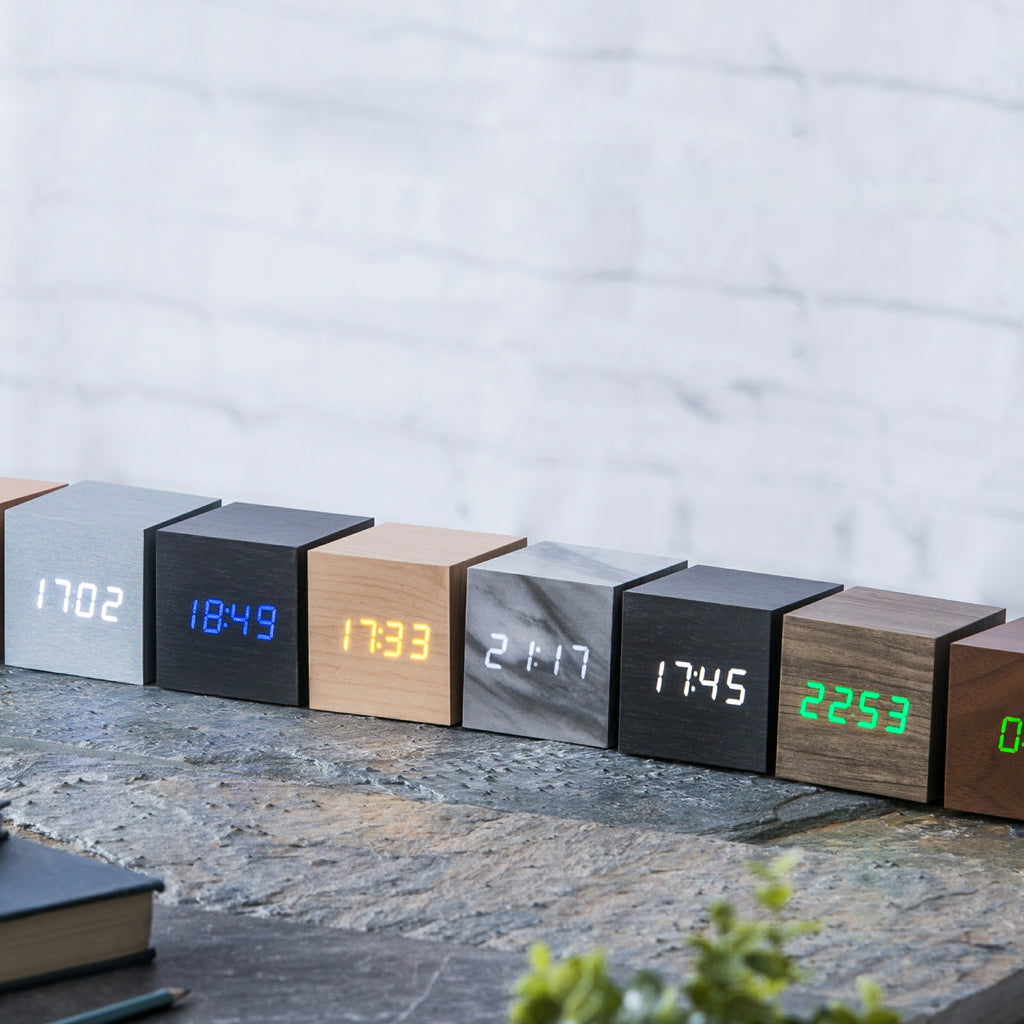 Budzik Wooden Cube Click – Czarny / Biały LED