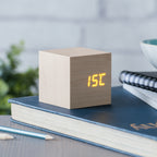 Gingko Design – Budzik Wooden Cube Click - Klon / Pomarańczowa dioda LED, budzik z jasnego drewna pokazujący godzinę i temperaturę na stole