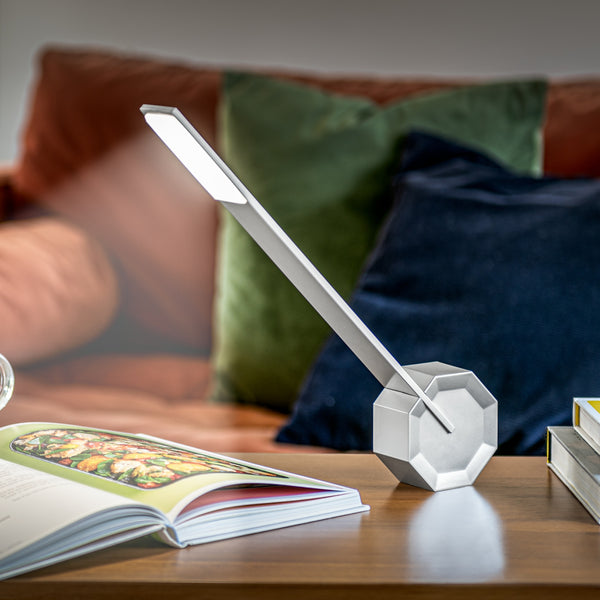 Gingko Design – Lámpara de Escritorio Octagon One - Aluminio, lámpara de escritorio moderna iluminando un libro sobre una mesa de madera