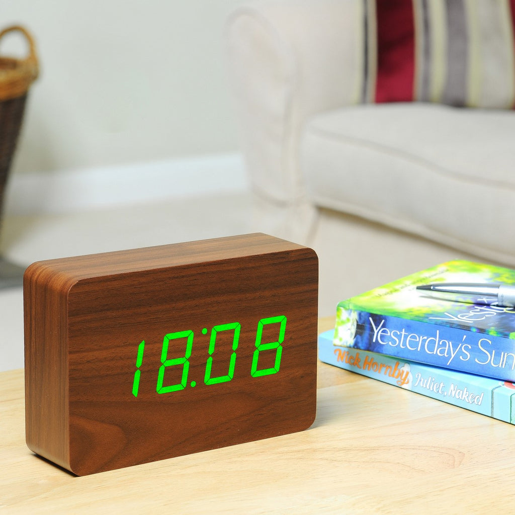 Gingko Design – Sveglia Brick Click - Noce Naturale / LED Verde, sveglia digitale in legno marrone con display verde su un tavolo