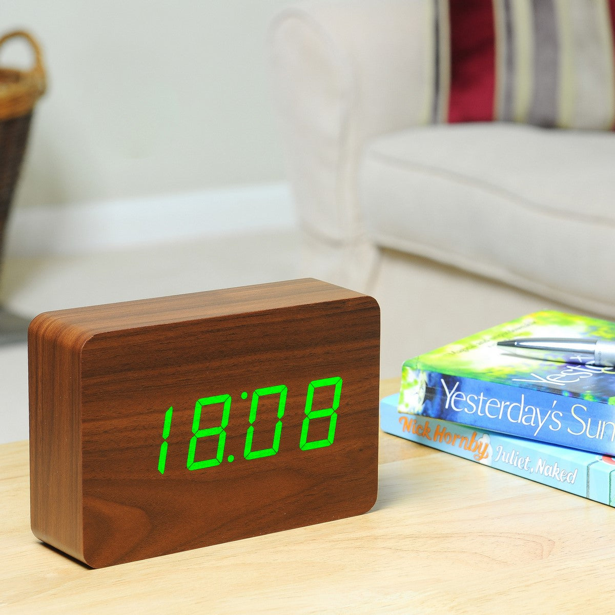 Gingko Design – Sveglia Brick Click - Noce Naturale / LED Verde, sveglia digitale in legno marrone con display verde su un tavolo