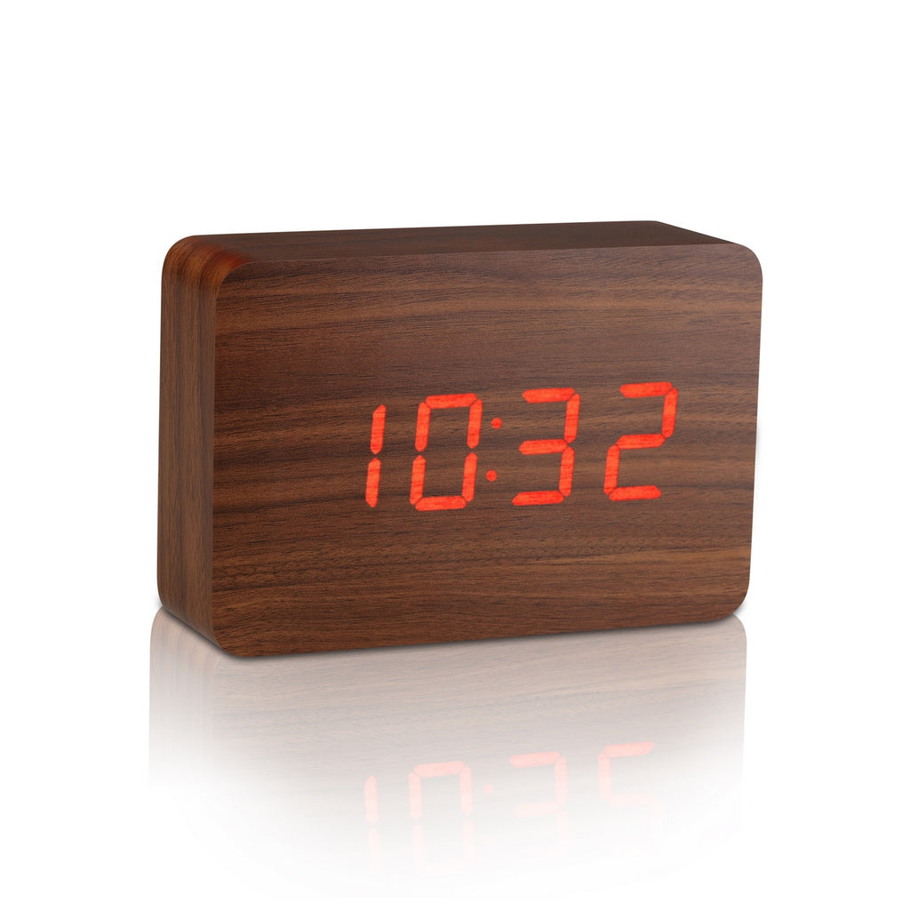 Gingko Design – Despertador Brick Click - Nogal Natural / LED Rojo, despertador digital de madera marrón con pantalla LED roja sobre fondo blanco