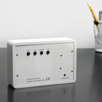 Gingko Design – Despertador Brick Click - Blanco / LED Blanco, despertador blanco de madera, vista posterior con los botones
