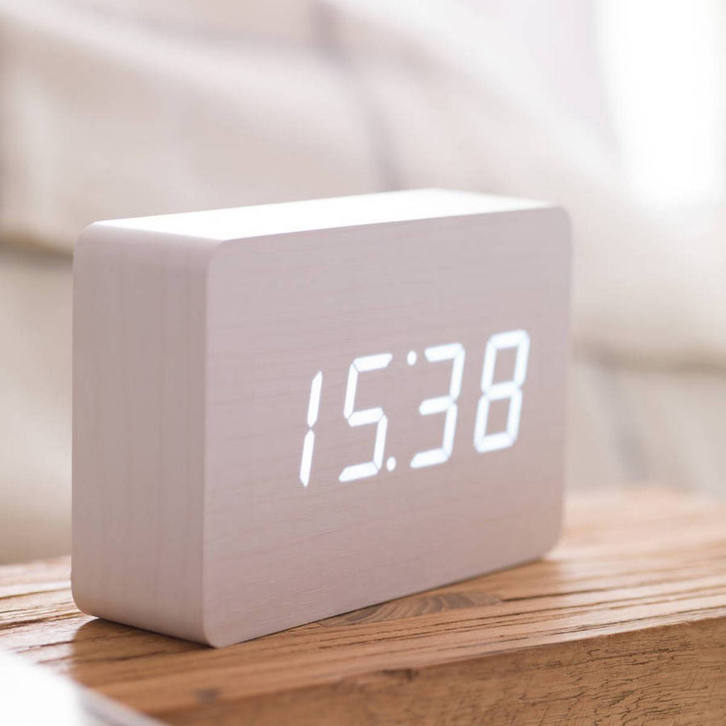 Gingko Design – Despertador Brick Click - Blanco / LED Blanco, despertador digital de madera clara que muestra la hora sobre una mesa de madera