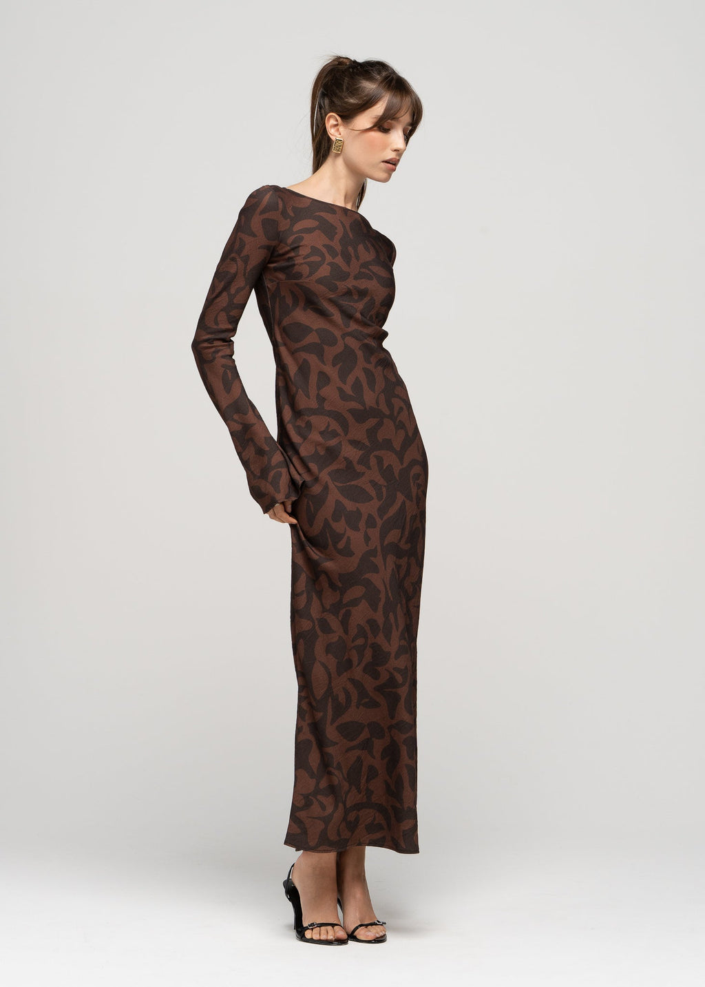 Vestido Juliette maxi de corte al bies y mangas acampanadas – marrón