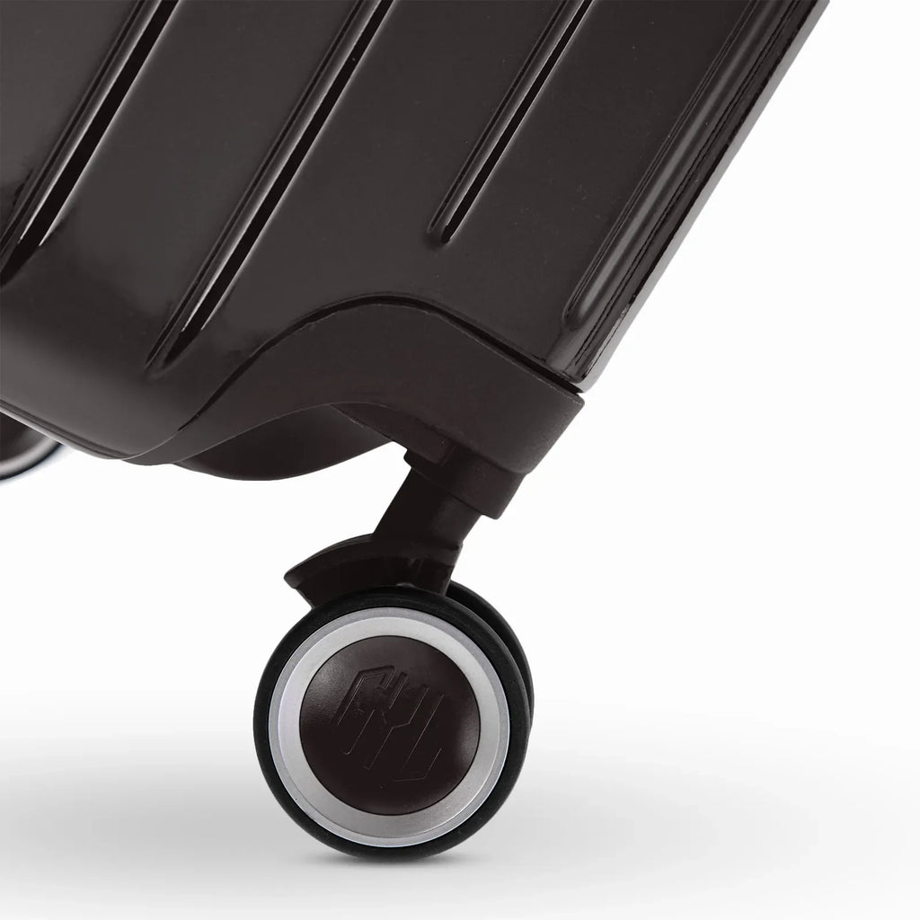 360° double wheel of the GYL Intemporelle black suitcase with GYL logo engraved on the hub. #couleur_noir