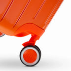 360° double wheel of the GYL Intemporelle orange suitcase with GYL logo engraved on the hub. #couleur_orange foncé