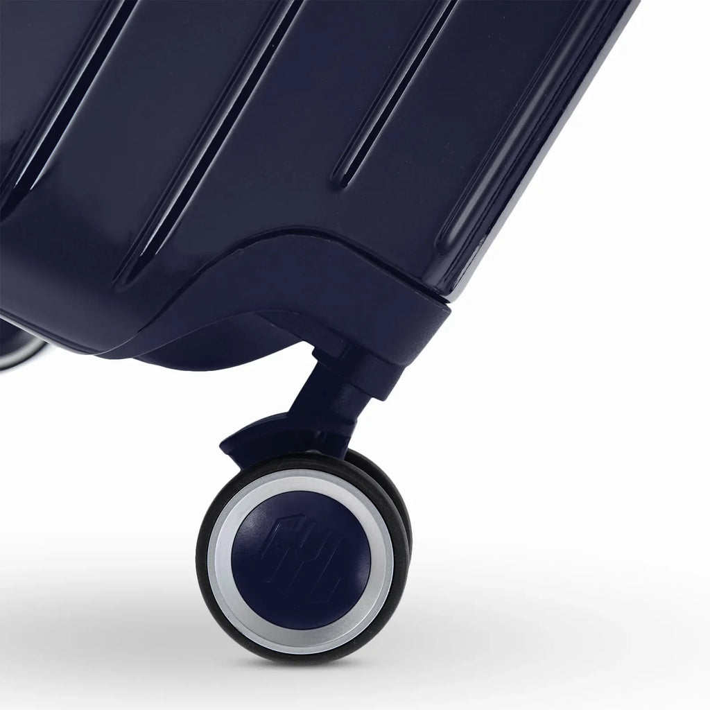Rueda doble 360° de la maleta GYL Intemporelle azul marino con grabado del logo GYL en el cubo. #couleur_marine