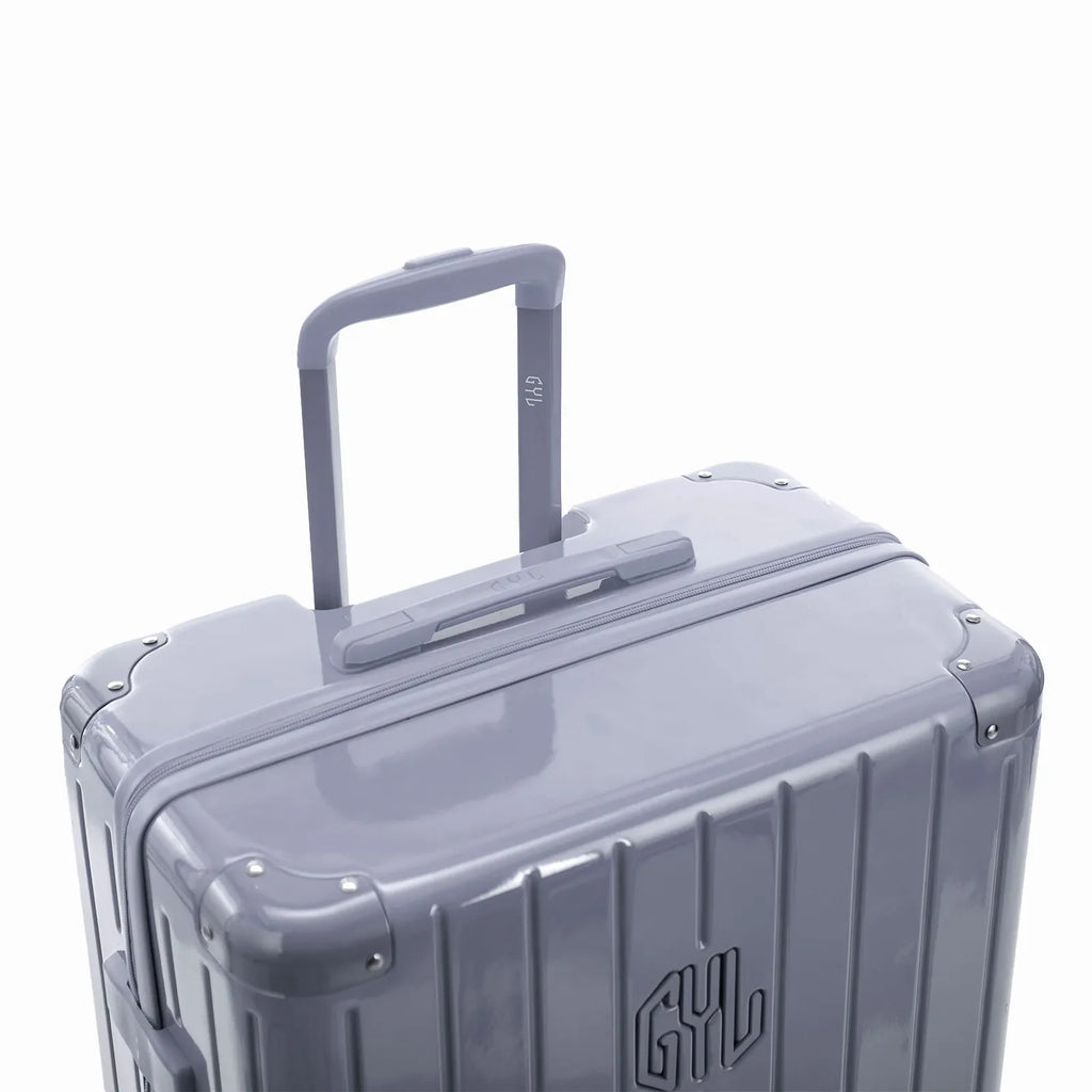 Extended GYL telescopic trolley handle on the Intemporelle silver polycarbonate suitcase. #couleur_argent