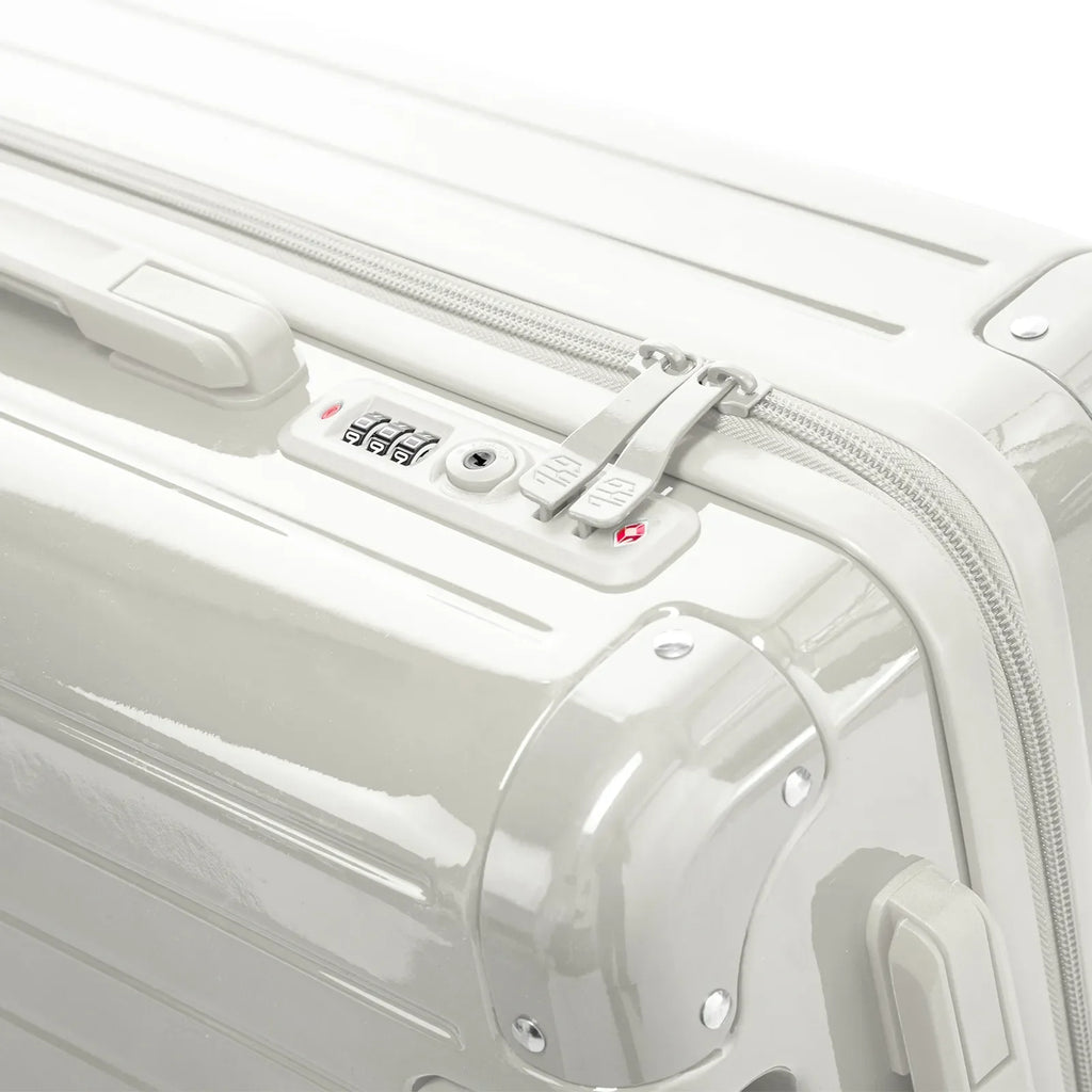 TSA combination lock and GYL double zip slider on the Intemporelle sand hard-shell suitcase. #couleur_sable