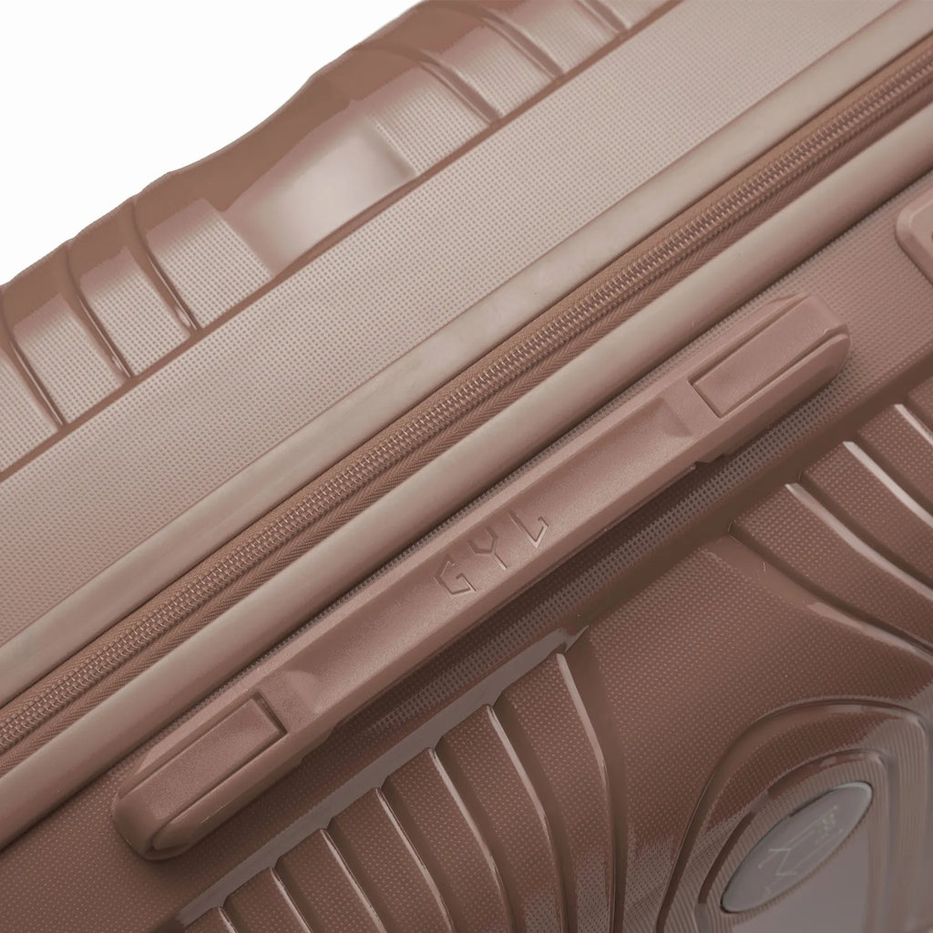 Detail of the side handle and GYL logo on the champagne Signature suitcase. #couleur_champagne