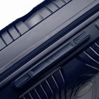 Detail of the side handle and GYL logo on the navy Signature suitcase. #couleur_marine