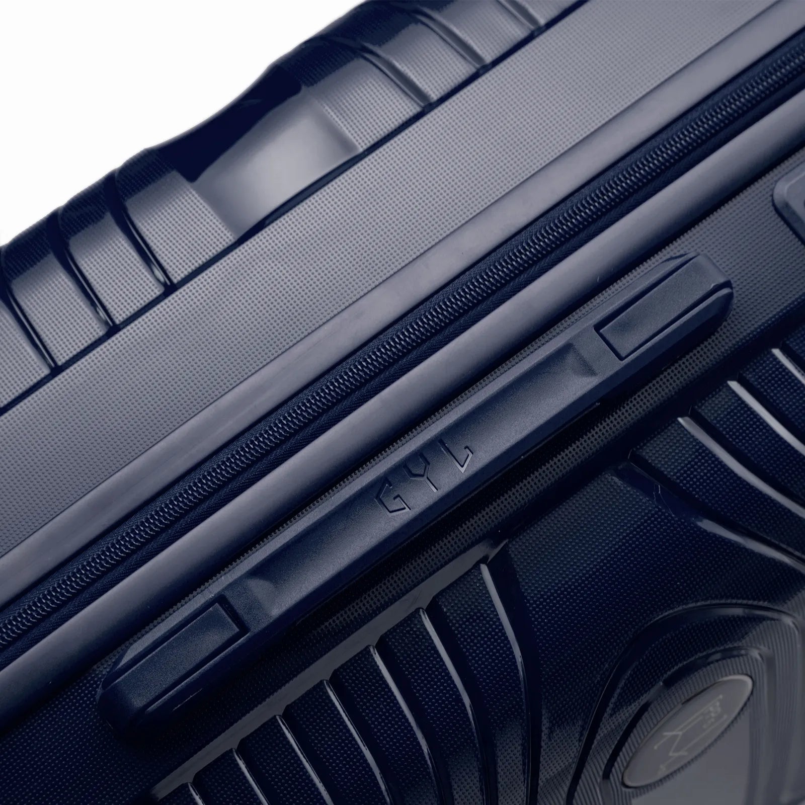 Detail of the side handle and GYL logo on the navy Signature suitcase. #couleur_marine