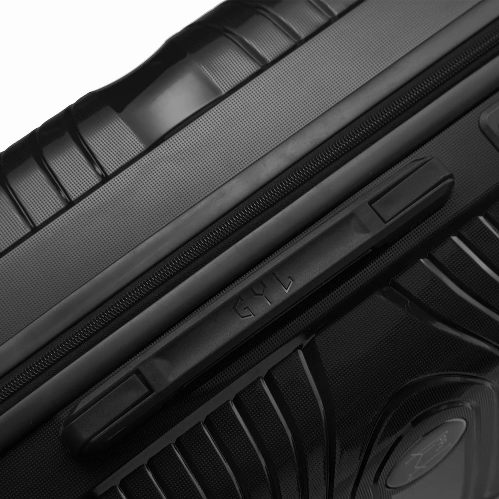 Detail of the side handle and GYL logo on the red Signature suitcase. #couleur_noir